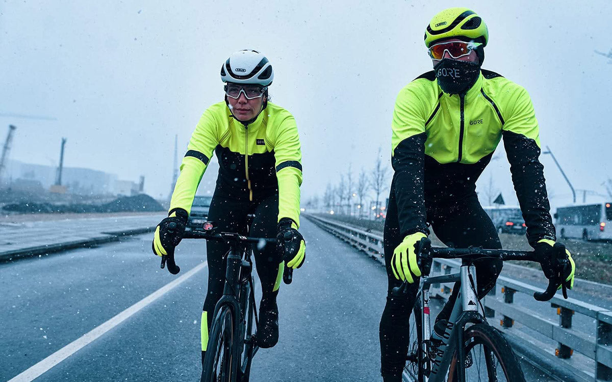 Ciclisti ben vestiti per affrontare un'uscita nonostante il nevischio